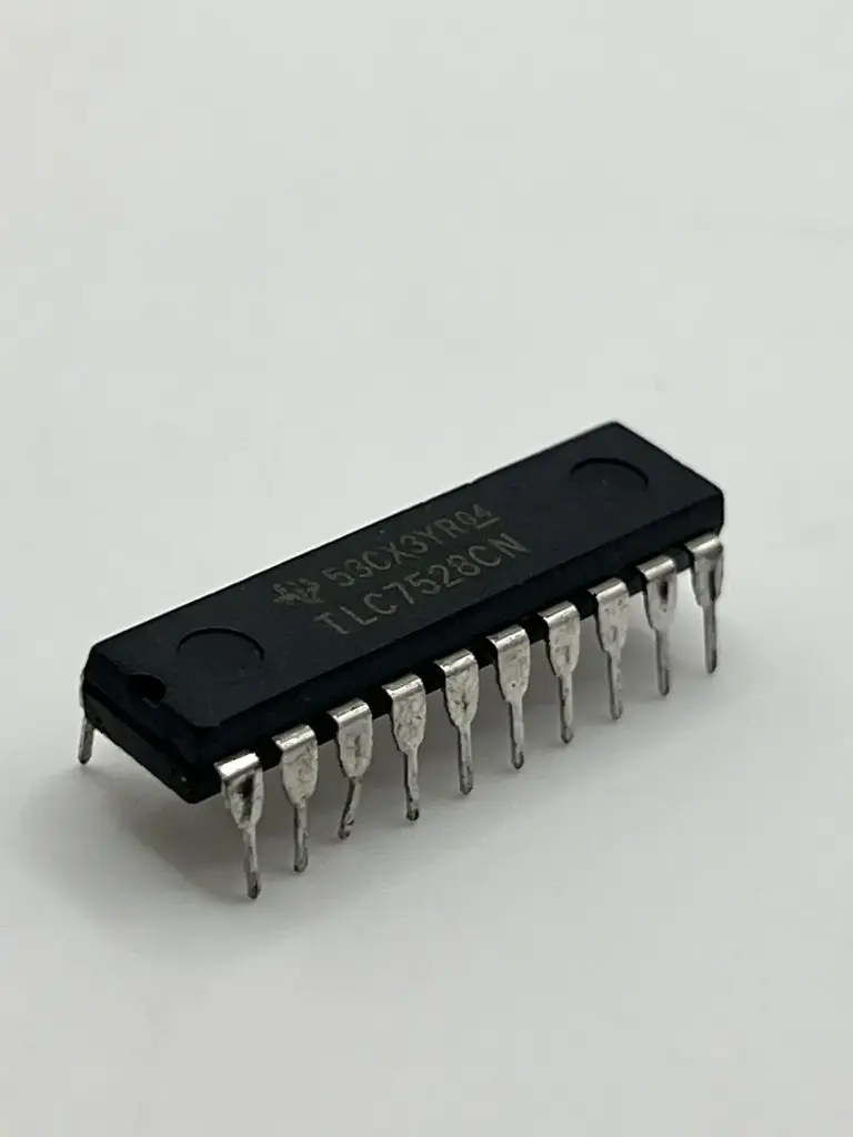 TLC7528CN dual output channel 8bit DAC