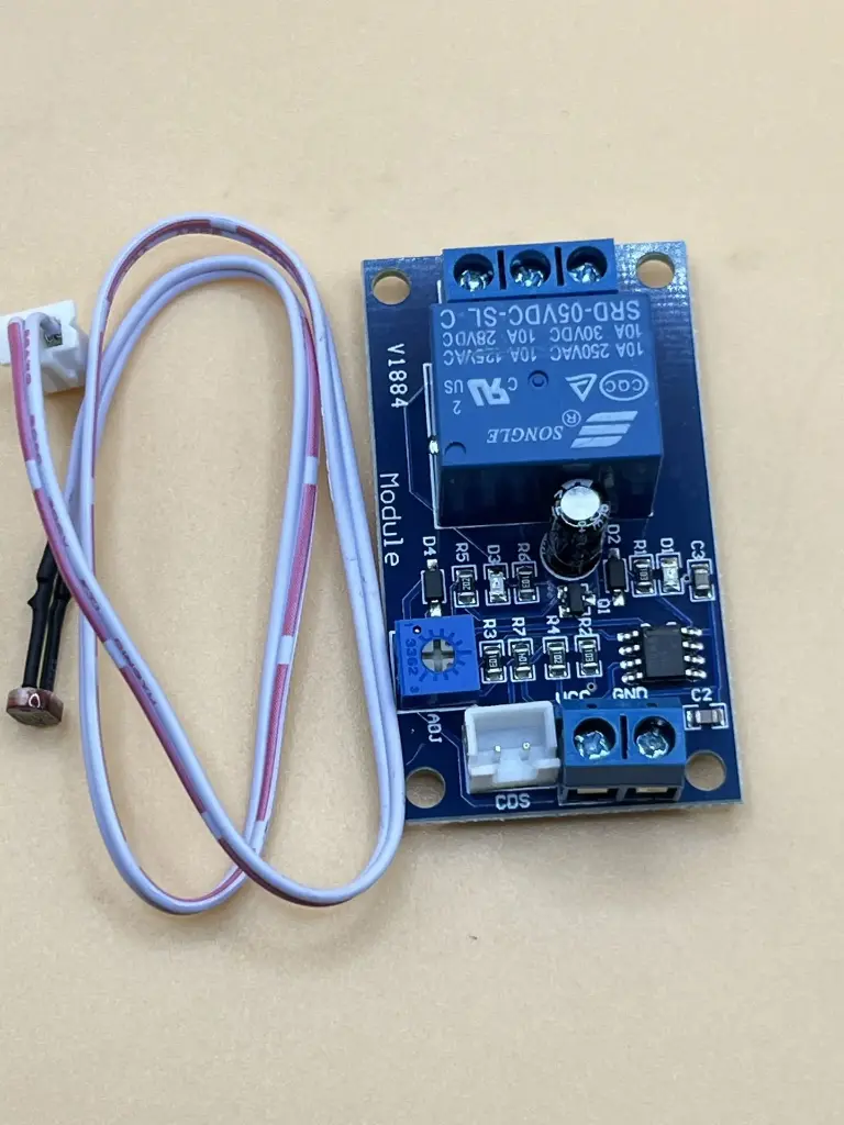 XH-M131 LDR module with switching relay