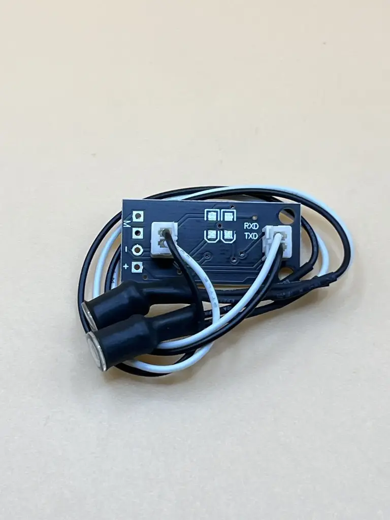 Light source/solar tracking module