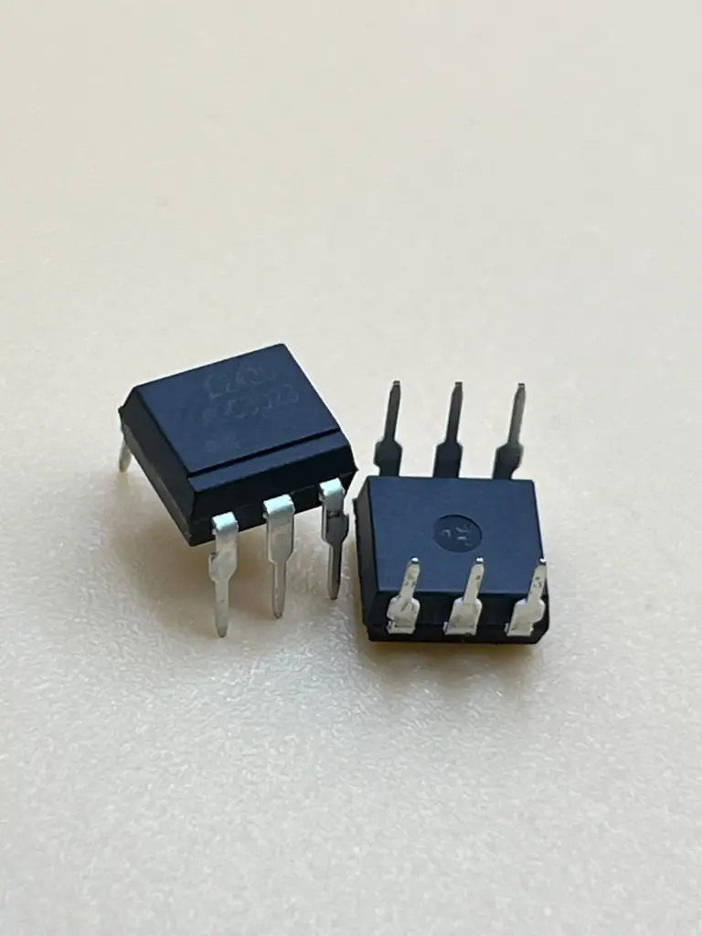 MOC3023 optocoupler
