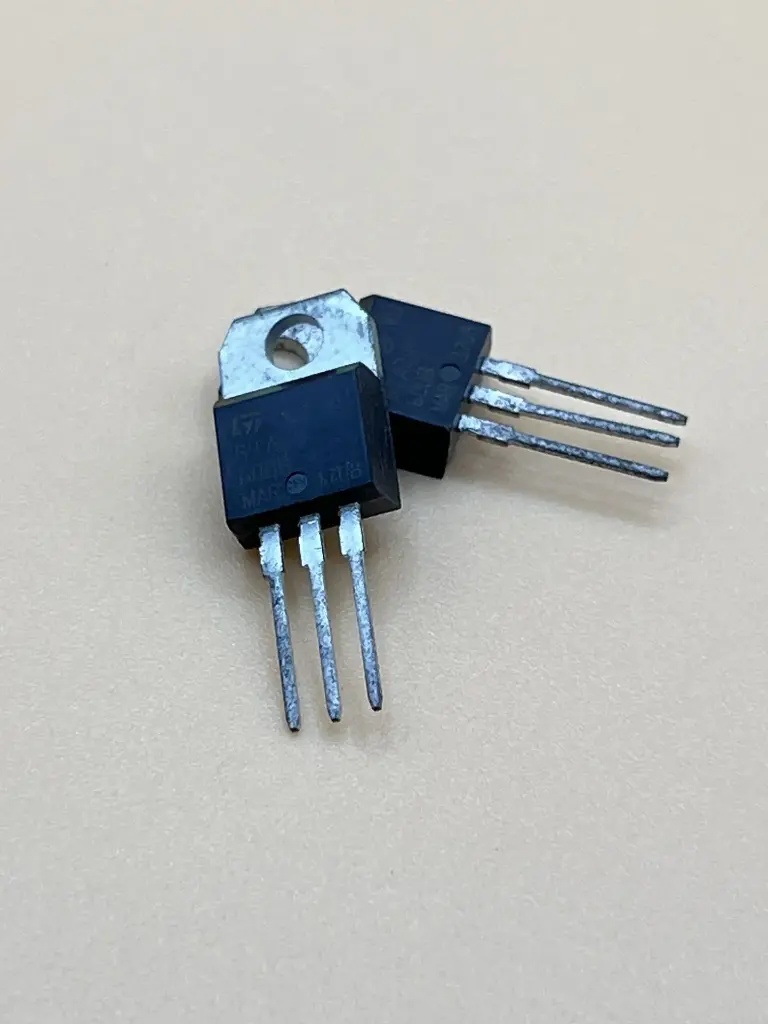 BTA24-600B triac