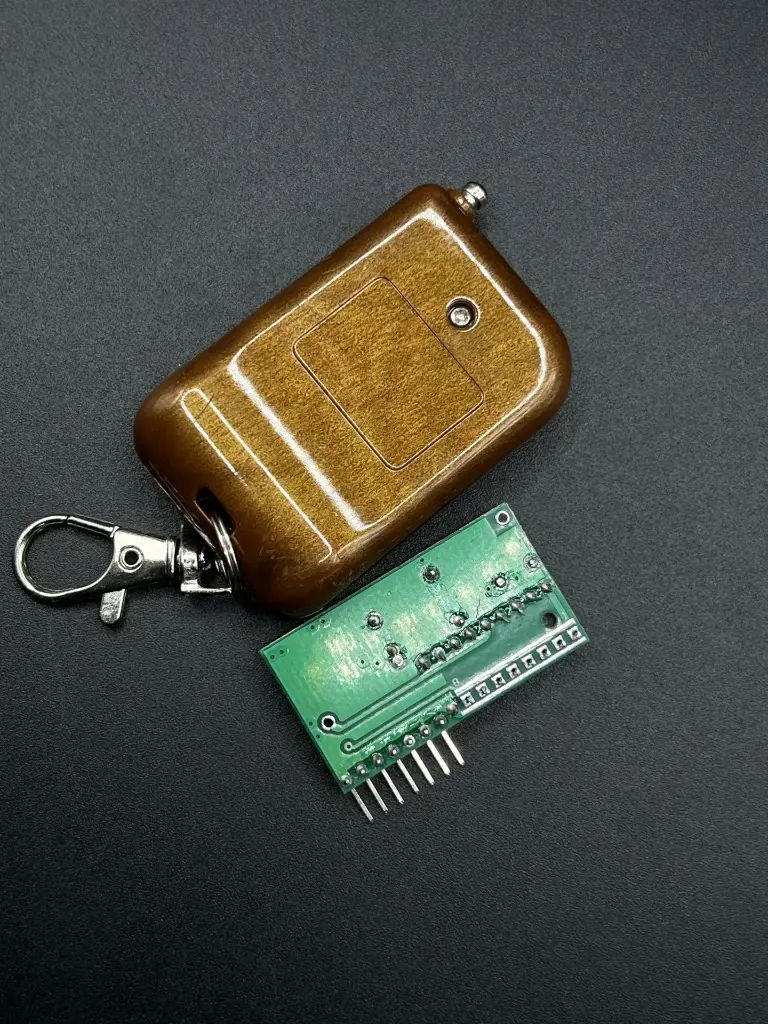 Four way RF wireless remote control with receiver
